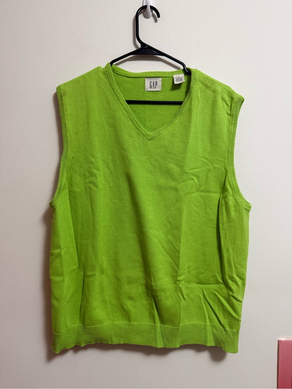 VINTAGE GAP Men's V-Neck Sleeveless Sweater Vest in Bright Green